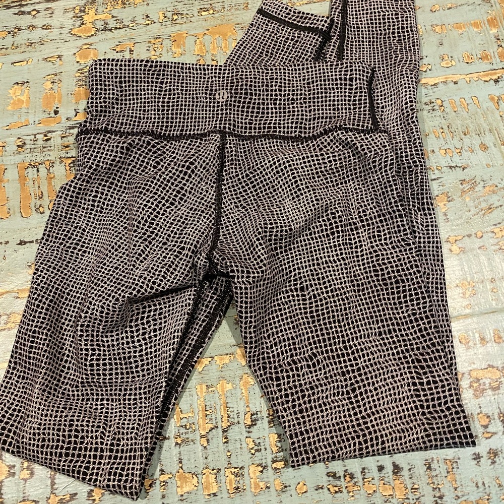 Lululemon black and white leggings size 4
